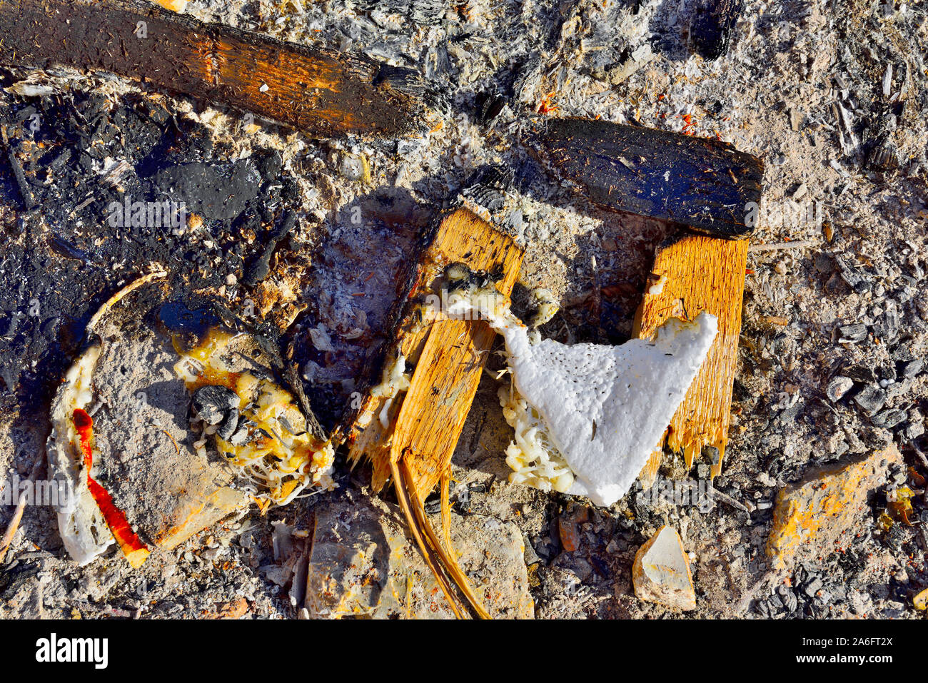 Brûlé, le plastique fondu, le bois et autres déchets sur le sol Banque D'Images