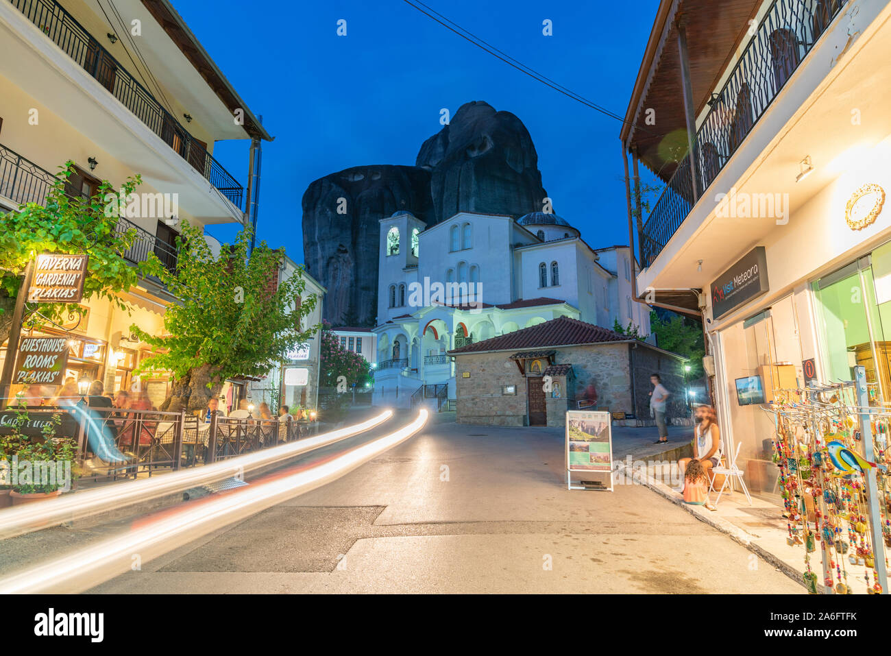 Kastraki Grèce - le 26 juillet 2019 ; une exposition longue, transmettre les gens, les magasins, les enseignes et les lumières sur scène de rue à pittoresque village parmi les rencontré Banque D'Images