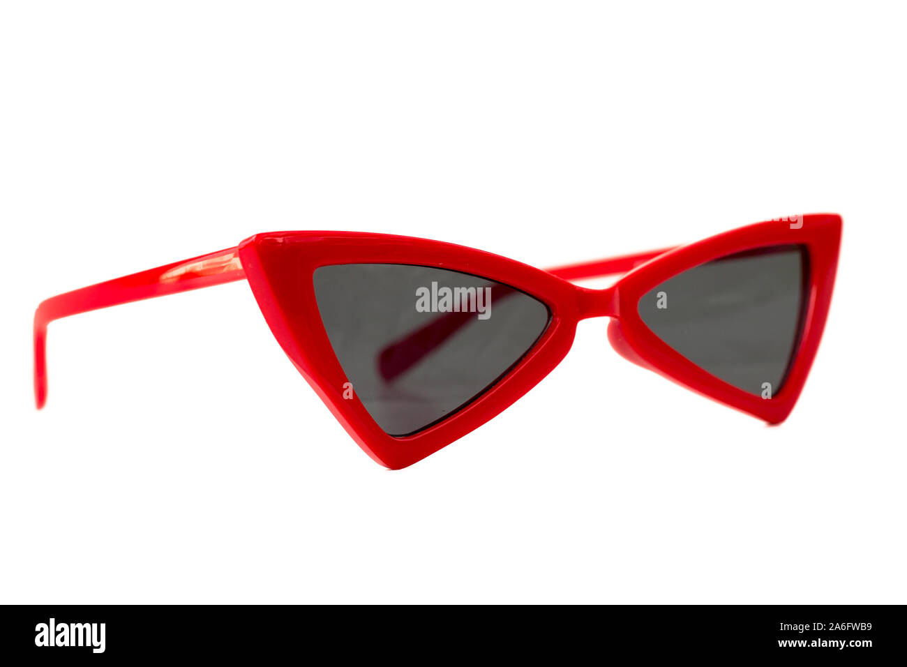 Triangle rouge Cat Eye Sunglasses isolé sur blanc - vue latérale Banque D'Images