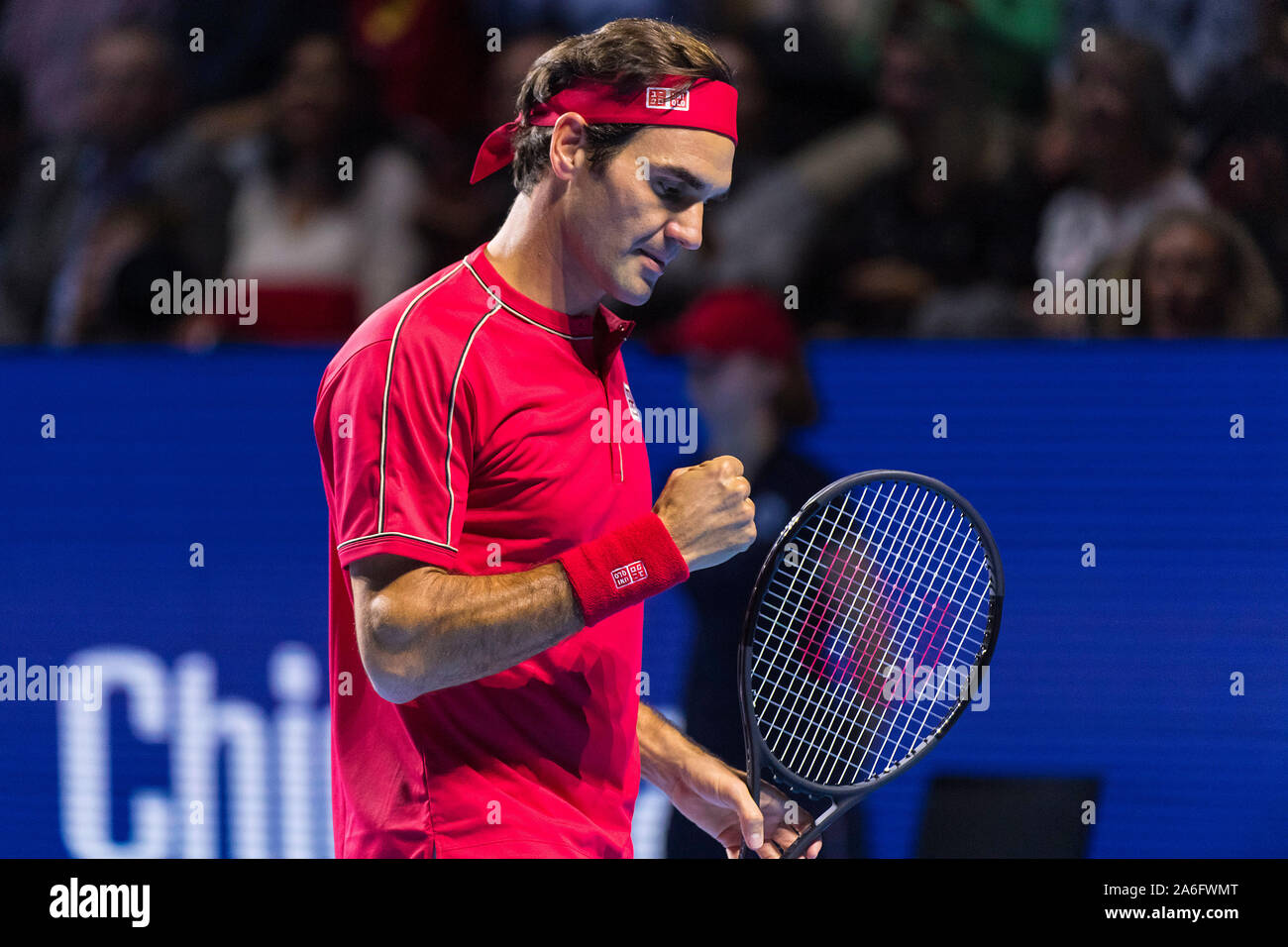 St Jakobshalle, Bâle, Suisse. 26Th Oct, 2019. Tennis ATP World Tour, Swiss  Indoors ; Roger Federer (SUI) frappe un coup droit lors du match contre le  Stefanos Tsitsipas (GRE) - usage éditorial :