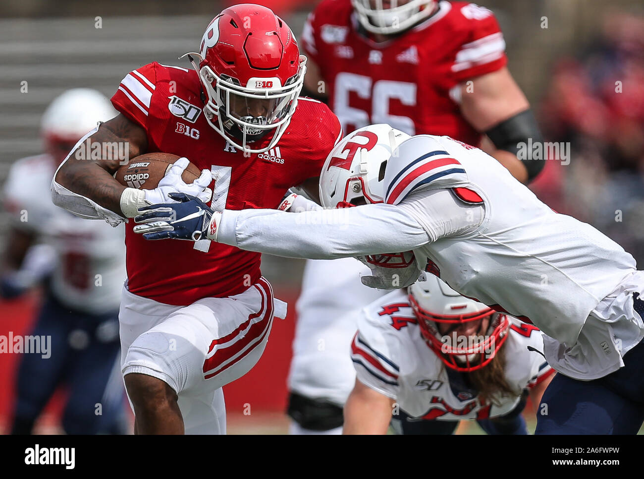 Piscataway, NJ, USA. 26Th Oct, 2019. Running back Rutgers Isaih Pacheco (1) applique un bras rigide pendant un NCAA Men's match de football entre les flammes de la liberté et de la Rutgers Scarlet Knights à SHI Stadium à Piscataway, New Jersey Mike Langish/Cal Sport Media. Credit : csm/Alamy Live News Banque D'Images