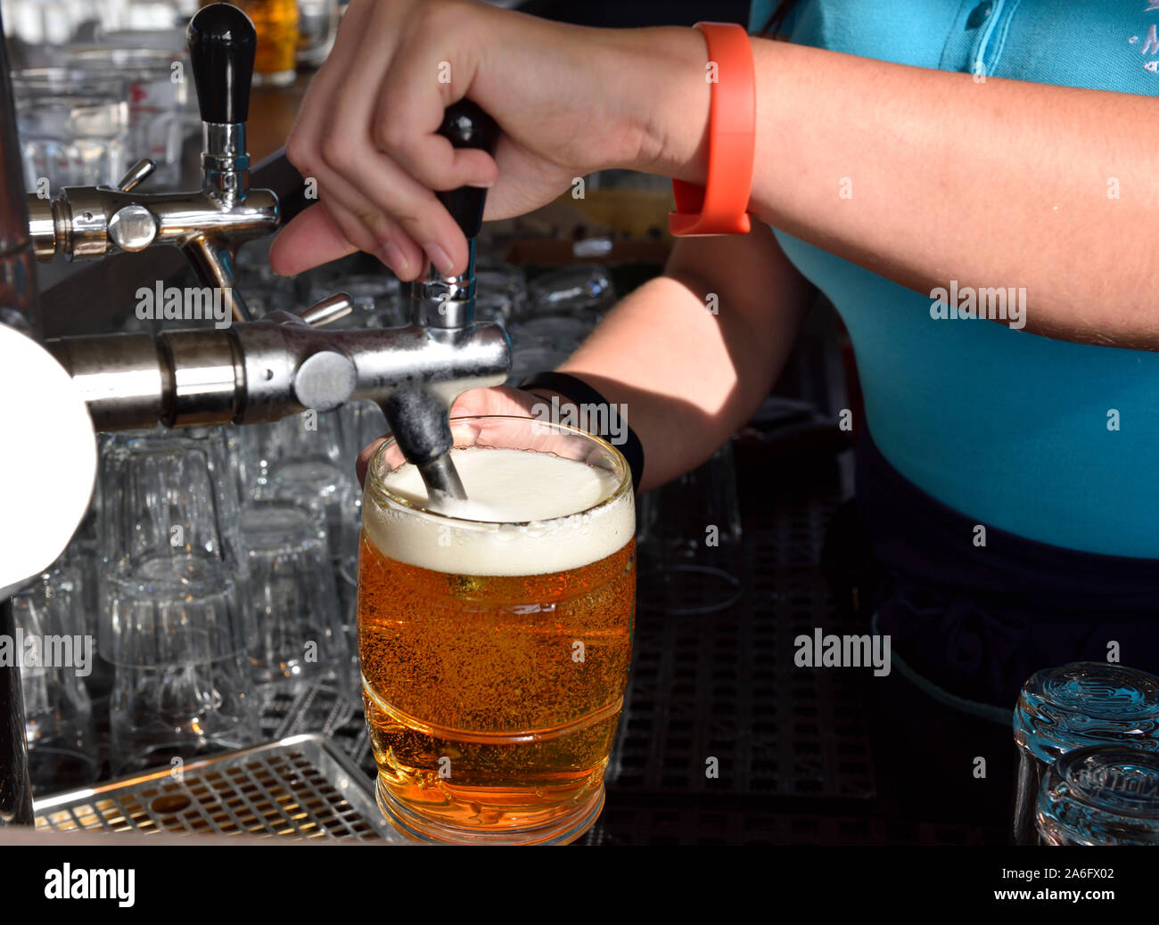 Bartender pouring une bière de touchez Banque D'Images