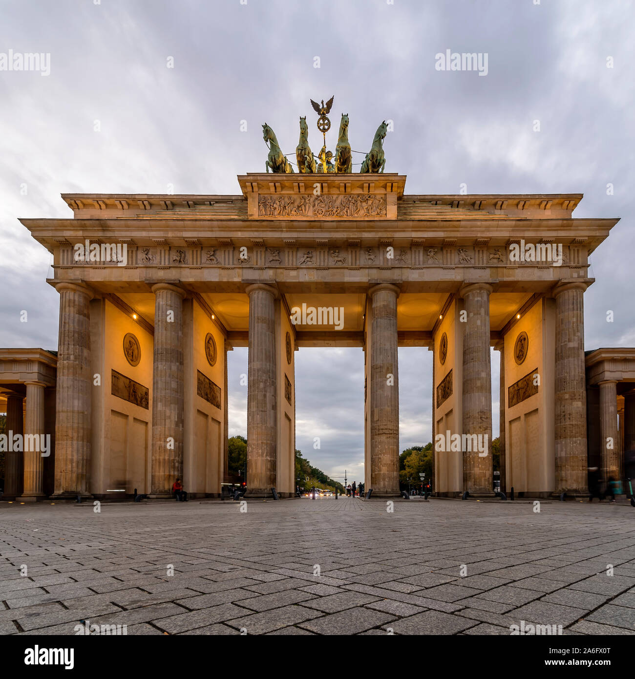 Belle vue de la porte de Brandebourg, Berlin, Allemagne, au crépuscule dans  un instant de tranquillité Photo Stock - Alamy