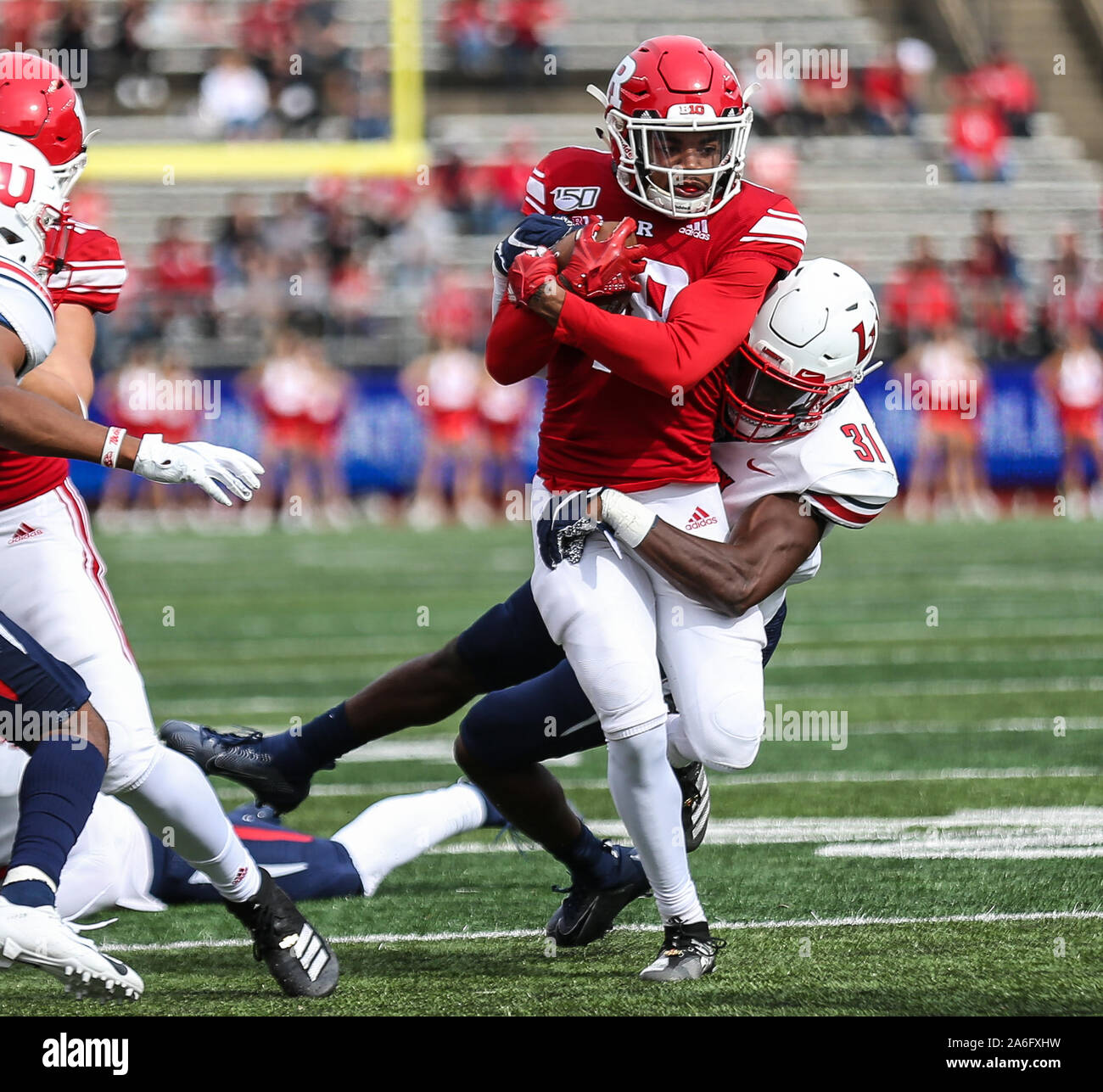 Piscataway, NJ, USA. 26Th Oct, 2019. Scarlet Knights Rutgers receveur Bo Melton (18) extrait pris vers le bas par Liberty flammes coffre Élie Benton (31) au cours d'un match de football NCAA entre les flammes de la liberté et de la Rutgers Scarlet Knights à SHI Stadium à Piscataway, New Jersey Mike Langish/Cal Sport Media. Credit : csm/Alamy Live News Banque D'Images