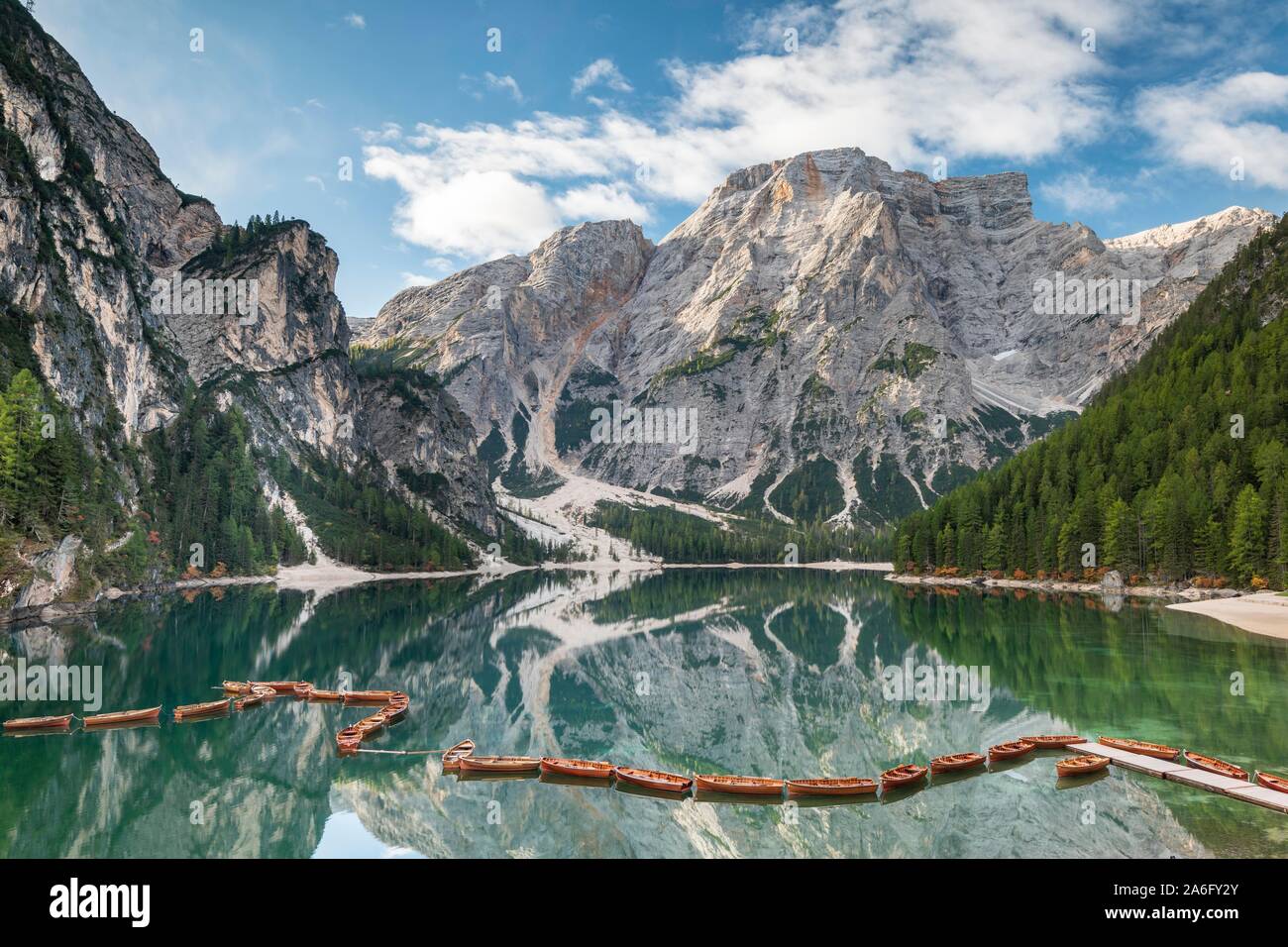 Le lac de Braies, lac de montagne avec des bateaux à rames, derrière elle Seekofel, lac Prags, Dolomites, Tyrol du Sud, l'Alto Adige, Italie Banque D'Images