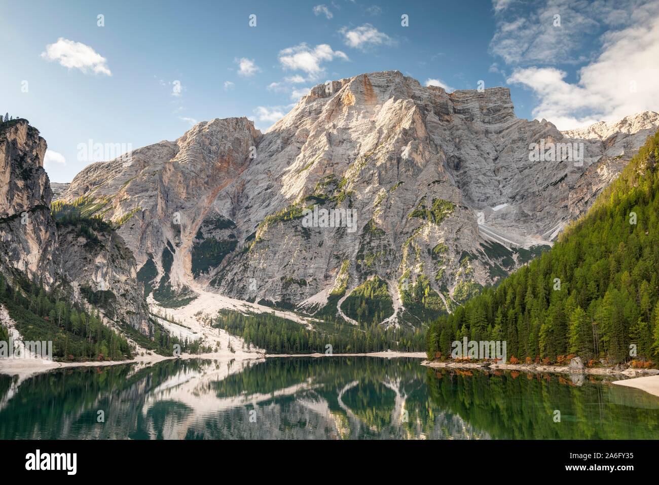 Le lac de Braies, lac de montagne, derrière elle, Seekofel Prags, Dolomites, Tyrol du Sud, l'Alto Adige, Italie Banque D'Images