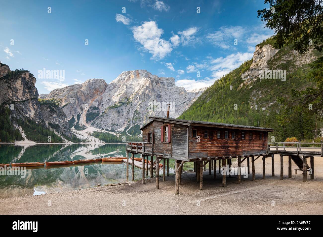 Le lac de Braies, lac de montagne avec un hangar à bateaux et bateaux, derrière elle, Seekofel Prags, Dolomites, Tyrol du Sud, l'Alto Adige, Italie Banque D'Images