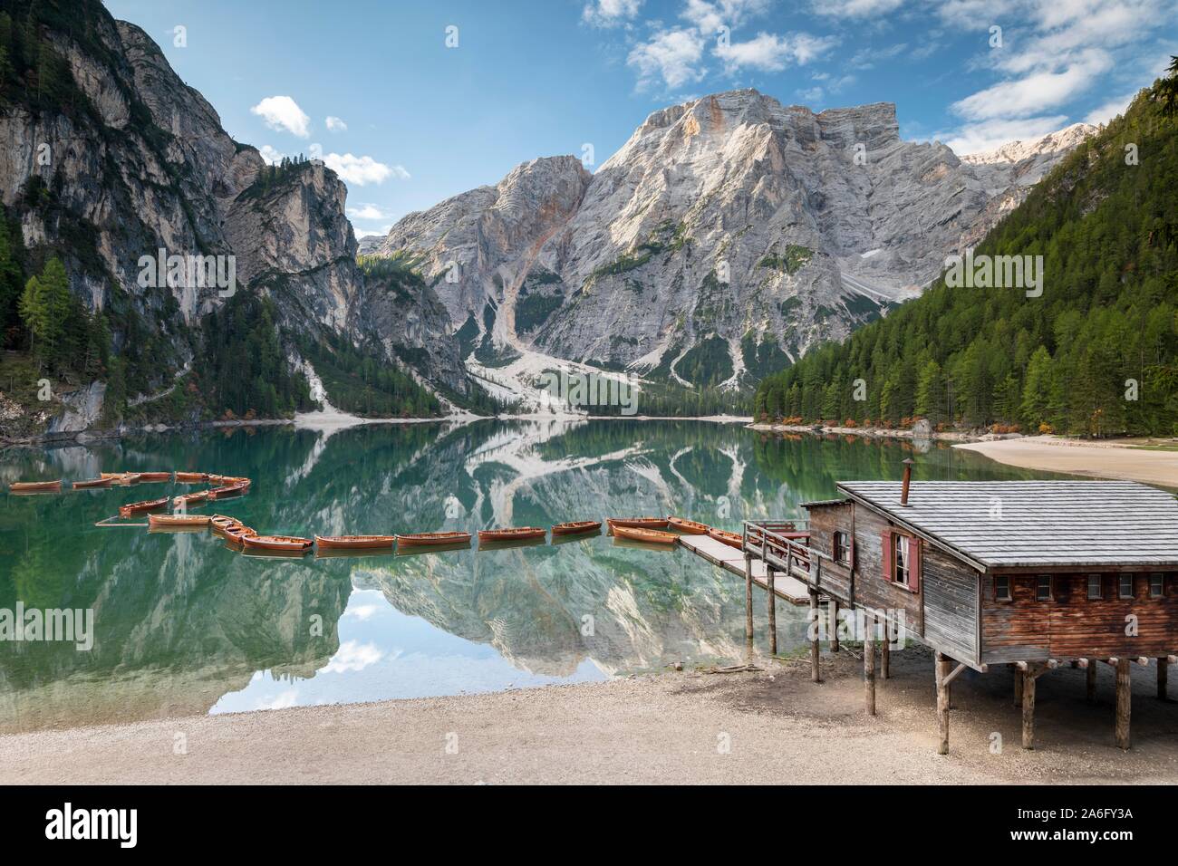Le lac de Braies, lac de montagne avec un hangar à bateaux et bateaux, derrière elle, Seekofel Prags, Dolomites, Tyrol du Sud, l'Alto Adige, Italie Banque D'Images