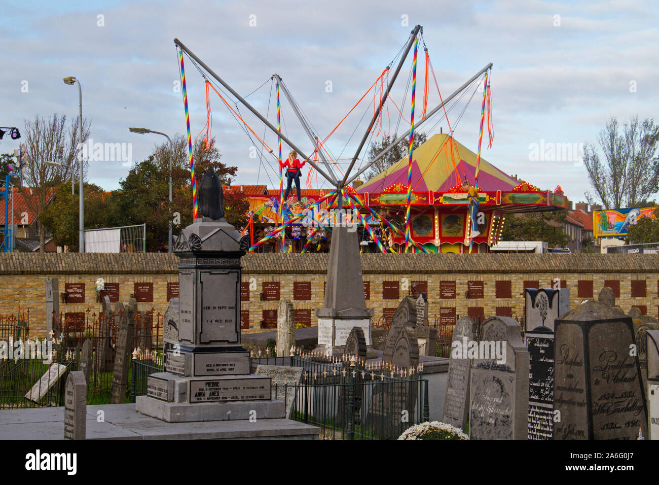 Contraste : la tristesse et le plaisir, de cimetière adjacent de foire Banque D'Images