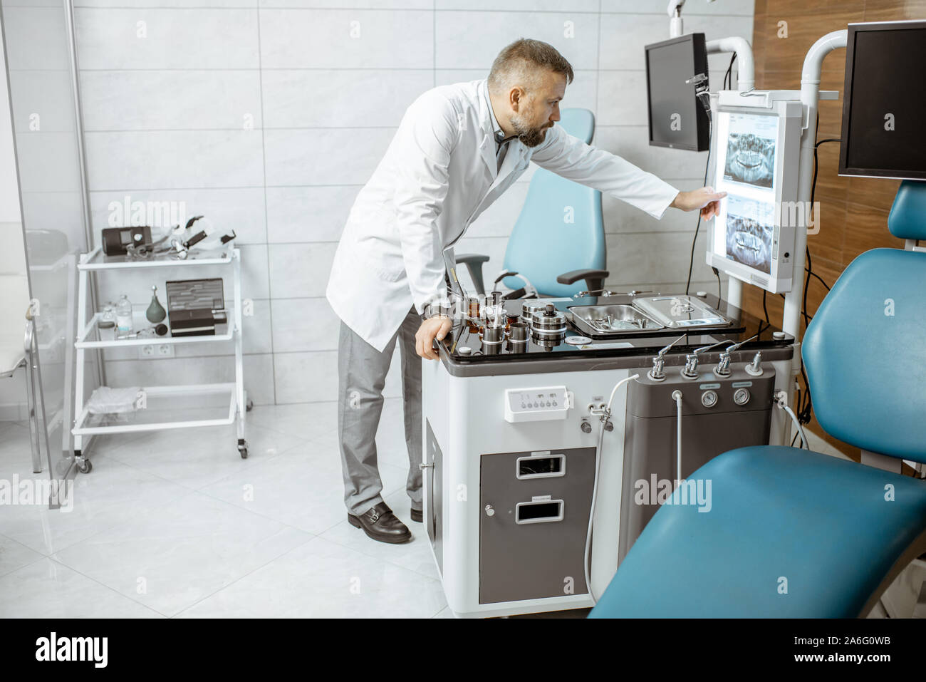 Oto-rhino-laryngologiste senior travaillant dans ENT, l'examen de TC photo office de tête du patient les caries Banque D'Images
