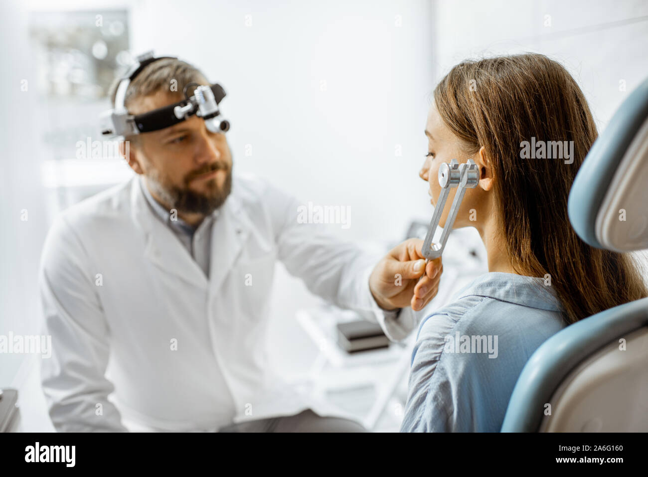L'examen oto-rhino-laryngologiste hauts épis avec diapason ORL pour un jeune patient dans le bureau médical. Test de l'audition à lames vibrantes concept Banque D'Images