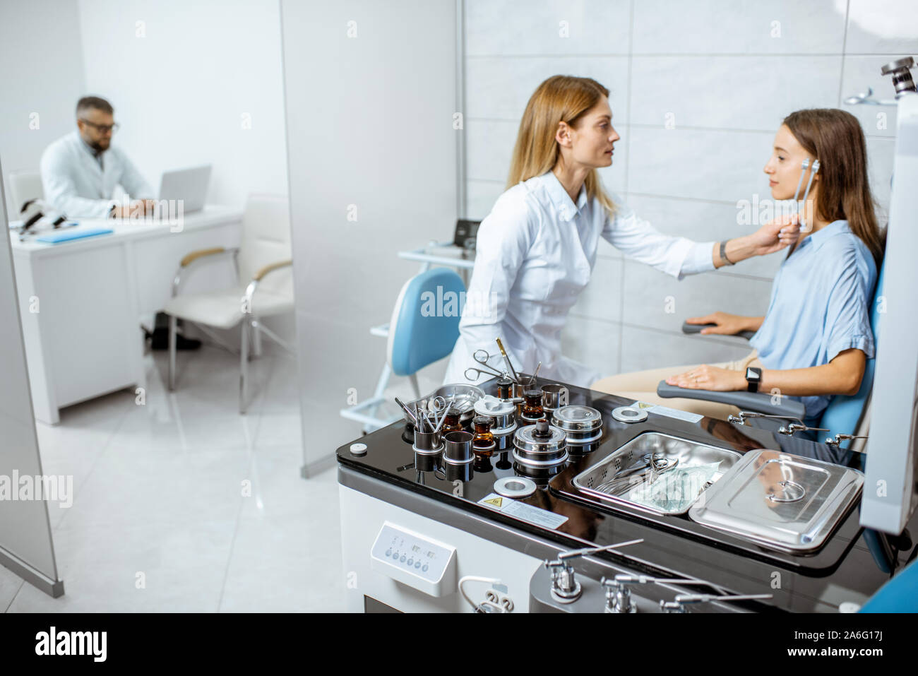 L'examen oto-rhino-laryngologiste femelle avec oreilles diapason ORL pour un jeune patient dans le bureau médical avec médecin sur l'arrière-plan Banque D'Images