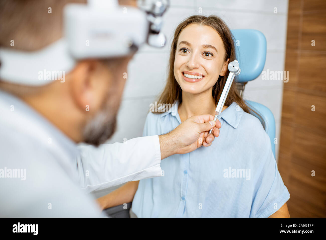 L'examen oto-rhino-laryngologiste hauts épis avec diapason ORL pour un jeune patient dans le bureau médical. Test de l'audition à lames vibrantes concept Banque D'Images