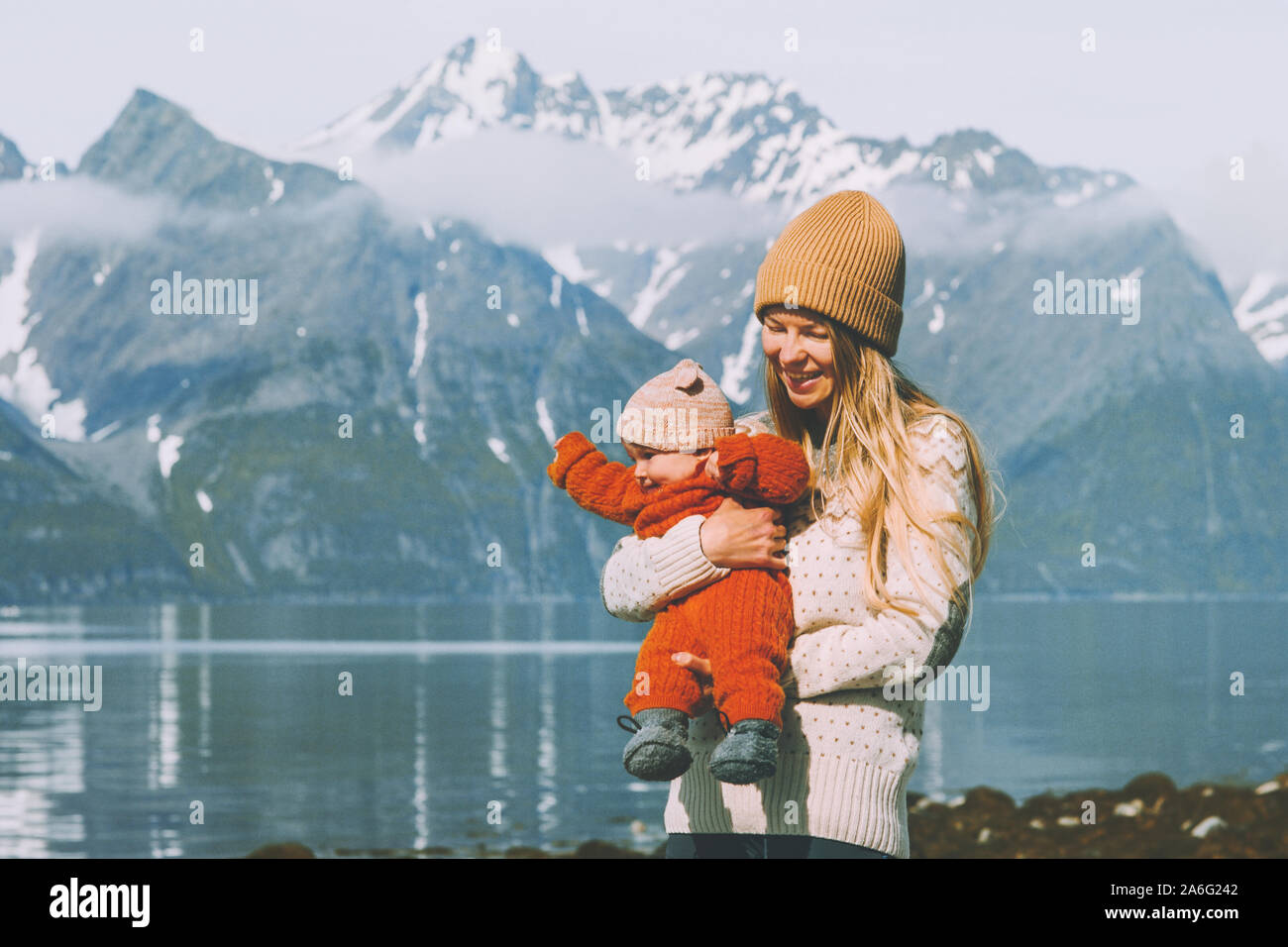 Mère marcher avec bébé dans les montagnes de vie familial maman bébé enfant vacances maternité holding activité en plein air en Norvège le jour de mères Banque D'Images