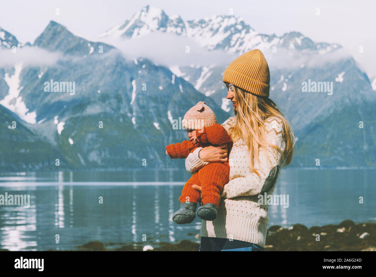 Mère qui voyage avec enfant en Norvège montagnes vie familial maman holding infant baby vacations de jour de mères d'activités de plein air Banque D'Images
