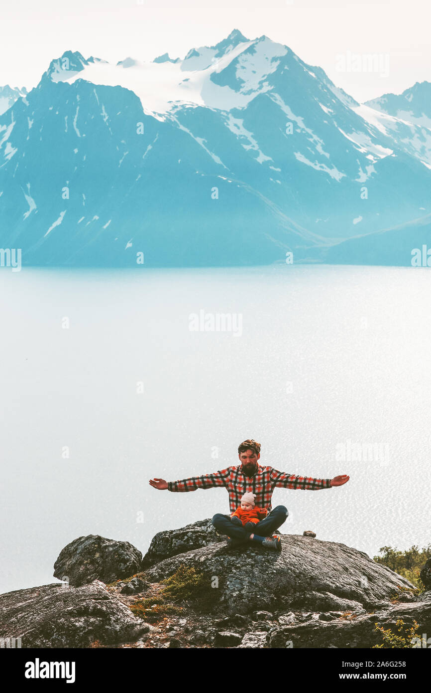 Le père et l'enfant méditant dans la famille montagnes yoga piscine healthy lifestyle vacances voyage de l'harmonie avec la nature de la patience concept Banque D'Images