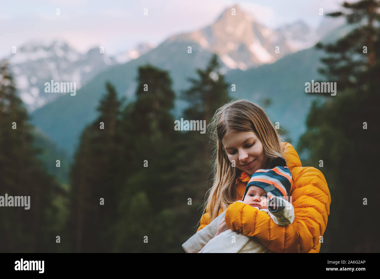 Randonnées mère avec bébé les vacances en famille dans les montagnes de vie sain piscine familiale voyage d'été de la maternité Banque D'Images