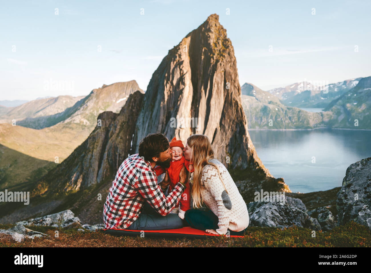 Voyage en famille heureux randonnées avec bébé vacances d'aventure outdoor mère et père de l'enfant vie embrassant la parentalité voyage en Norvège Banque D'Images
