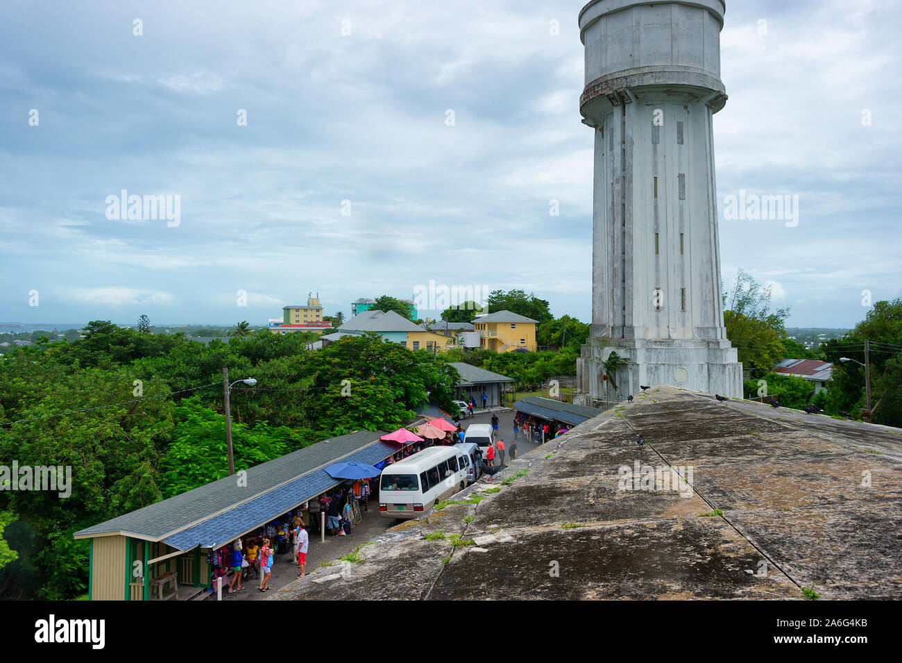 Nassau, Bahamas - 21/2019 Septembre : tour de l'eau derrière Fort Fincastle building 1928. Au-dessous d'un marché de la paille pour les touristes. Banque D'Images