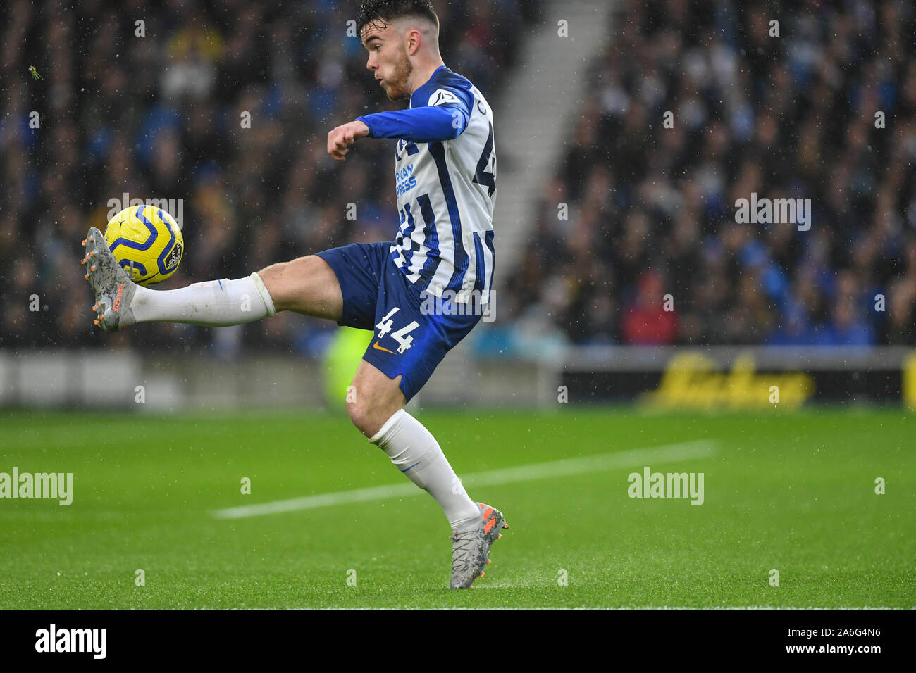 26 octobre 2019, American Express Community Stadium, Brighton et Hove, Angleterre, Premier League, Brighton et Hove Albion Everton v:Aaron Connolly (44)de Brighton avec la balle Crédit : Phil Westlake/News Images Banque D'Images