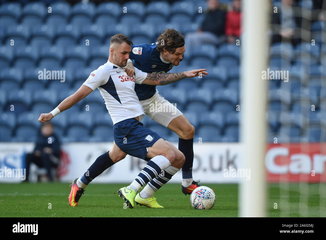 26 octobre 2019, Deepdale, Preston, England ; Sky Bet Championship, Preston North End v Blackburn Rovers : Sam Gallagher (9) de Blackburn Rovers sous la pression de Patrick Bauer (21) de Preston North End Crédit : Richard Long/News Images Banque D'Images