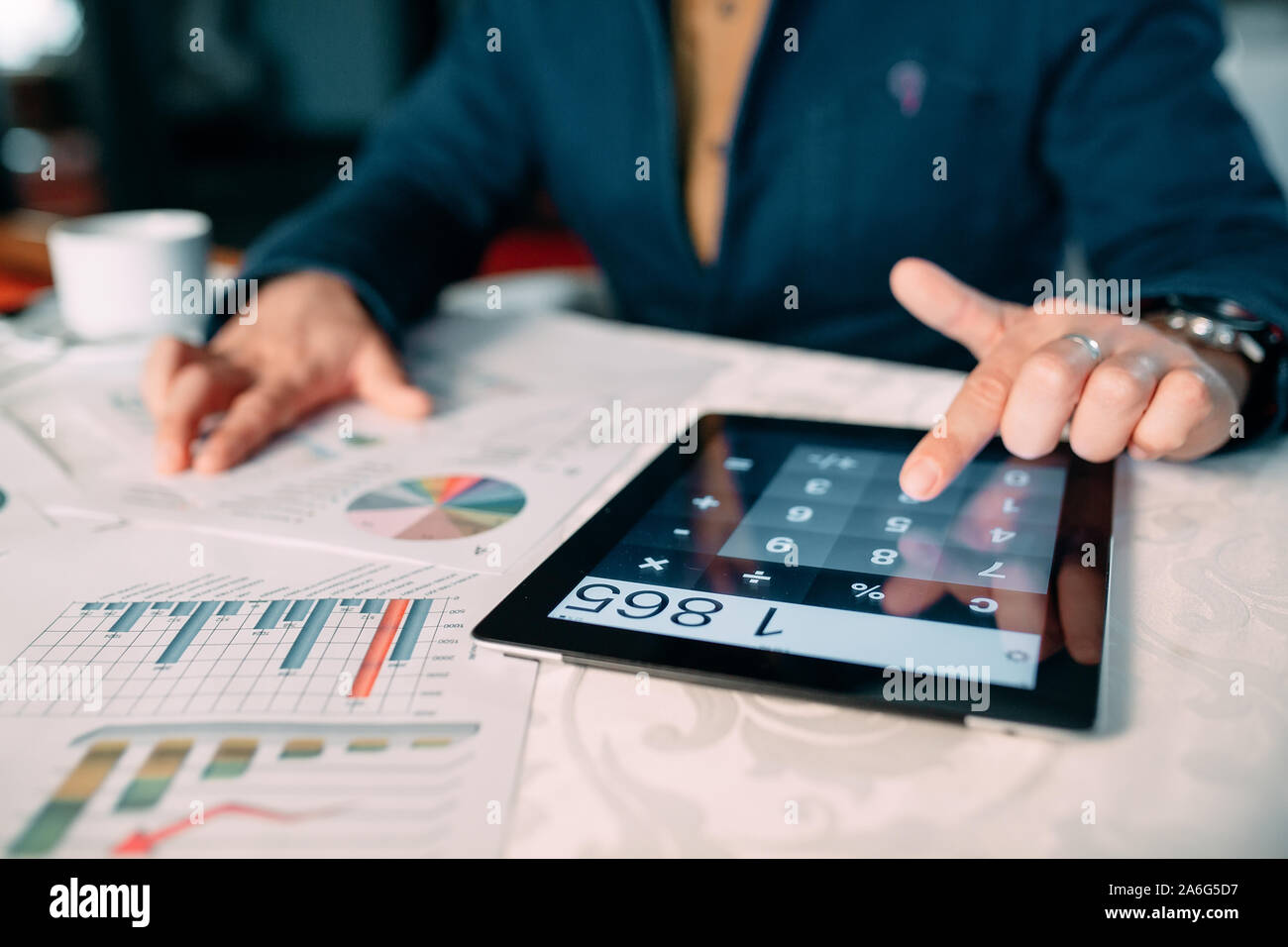 Close-up de l'homme d'affaires l'analyse de la main de Bill sur tablette numérique plus de 24 Banque D'Images