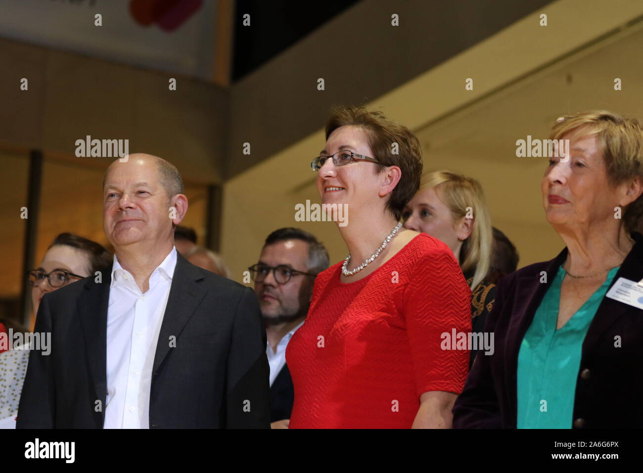 Allemagne, Berlin, 10/26/2019. Olaf Scholz et Klara Geywitz dans le SPD siège à Berlin. Le SPD membres élisent le ministre fédéral des Finances, Olaf Scholz et Klara Geywitz juste devant Norbert Walter-Borjans et Saskia Esken présidence pour le SPD. La course à la présidence du SPD va dans la tour de scrutin en novembre : les deux candidats sera ensuite élu au congrès du parti. Banque D'Images