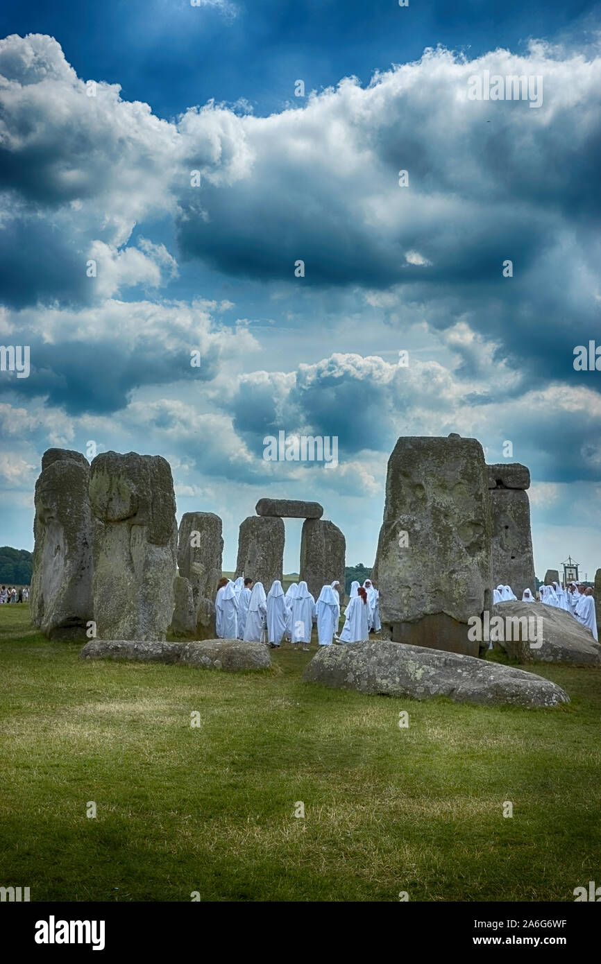 Druides à Stonehenge solstice Banque D'Images
