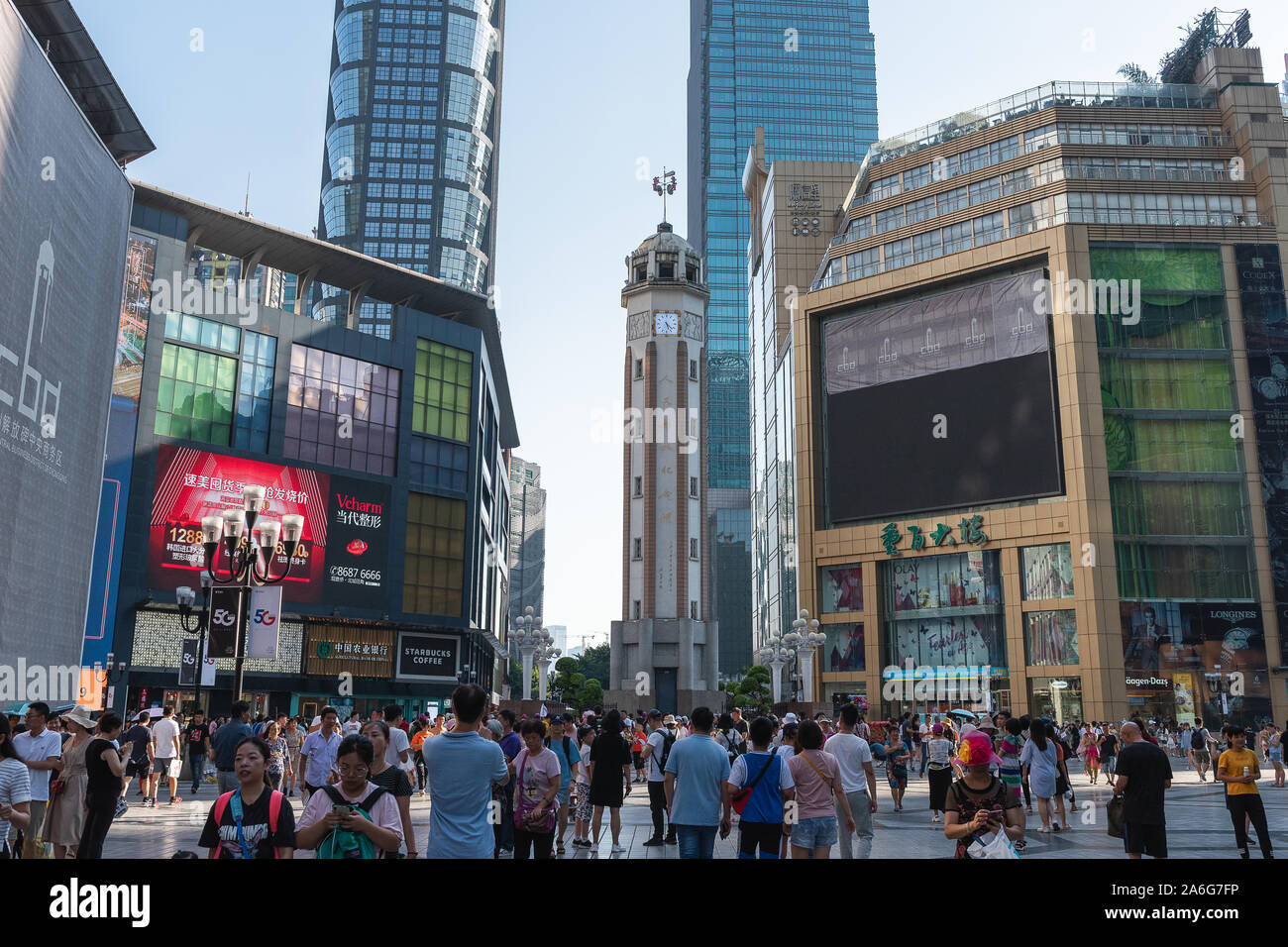 Personnes marchant dans le centre d'affaires de Chongqing, Chongqing est une ville importante dans le sud ouest de la Chine. Elle s'est maintenant développée en ville internationale. Banque D'Images