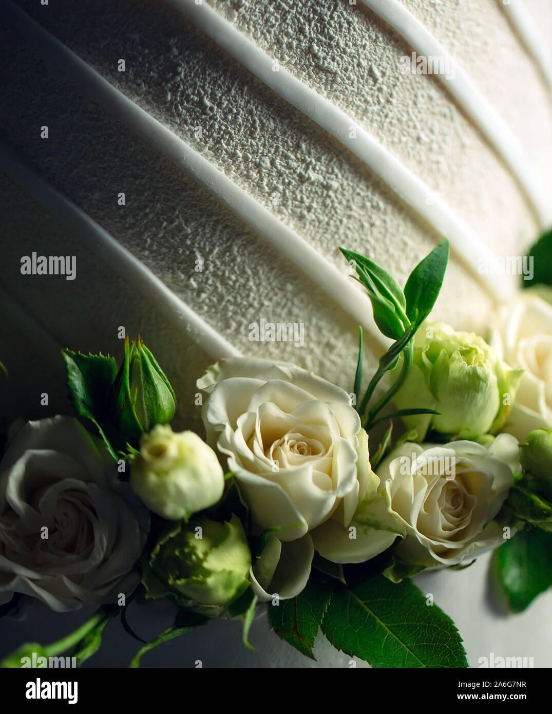 Gâteau est décoré avec des fleurs sur fond sombre Banque D'Images