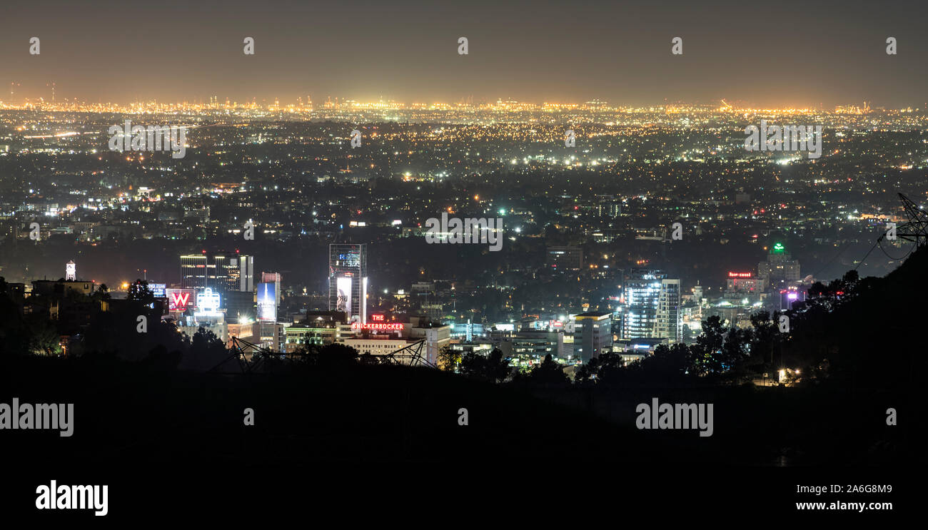 Los Angeles, Californie, USA - 24 octobre 2019 : Nuit panorama sur le centre-ville de tours à partir de la crête de la colline d'Hollywood près de Griffith Park populaires. L Banque D'Images