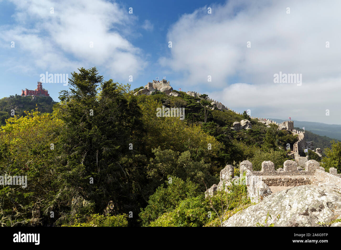 Vue panoramique sur le palais de Pena (Palacio da Pena) et château médiéval le Castelo dos Mouros (Château des Maures) à Sintra, Portugal. Banque D'Images Vue panoramique sur le palais de Pena (Palacio da Pena) et château médiéval le Castelo dos Mouros (Château des Maures) à Sintra, Portugal. Banque D'Images