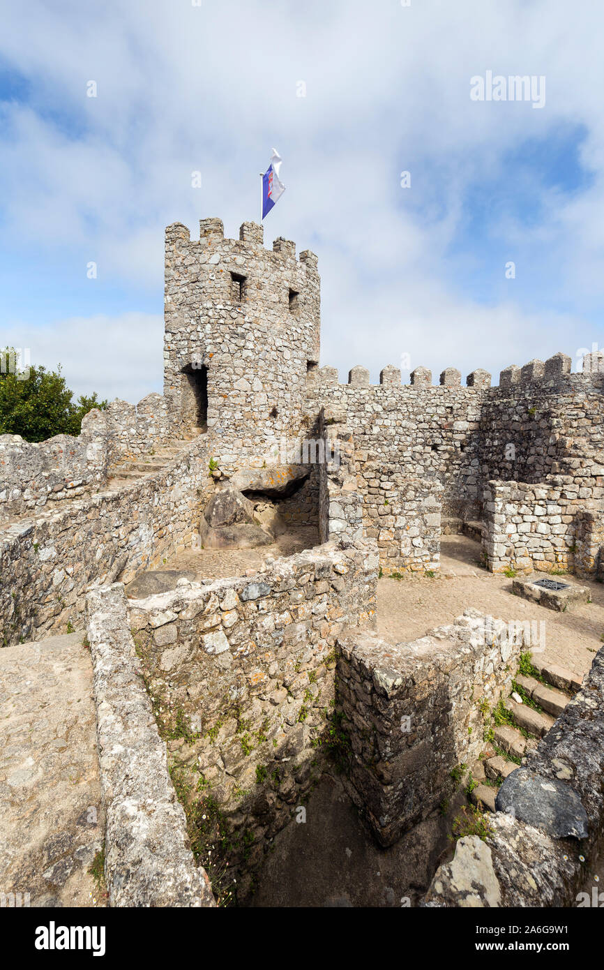 Ruines de l'ancien château médiéval le Castelo dos Mouros (Château des Maures) à Sintra, Portugal. Banque D'Images Ruines de l'ancien château médiéval le Castelo dos Mouros (Château des Maures) à Sintra, Portugal. Banque D'Images