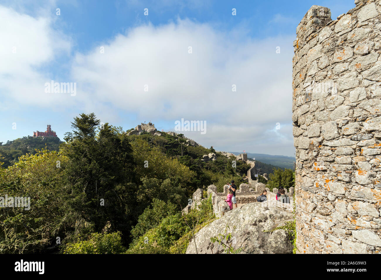Vue panoramique sur le palais de Pena (Palacio da Pena) et château médiéval le Castelo dos Mouros (Château des Maures) à Sintra, Portugal. Banque D'Images Vue panoramique sur le palais de Pena (Palacio da Pena) et château médiéval le Castelo dos Mouros (Château des Maures) à Sintra, Portugal. Banque D'Images