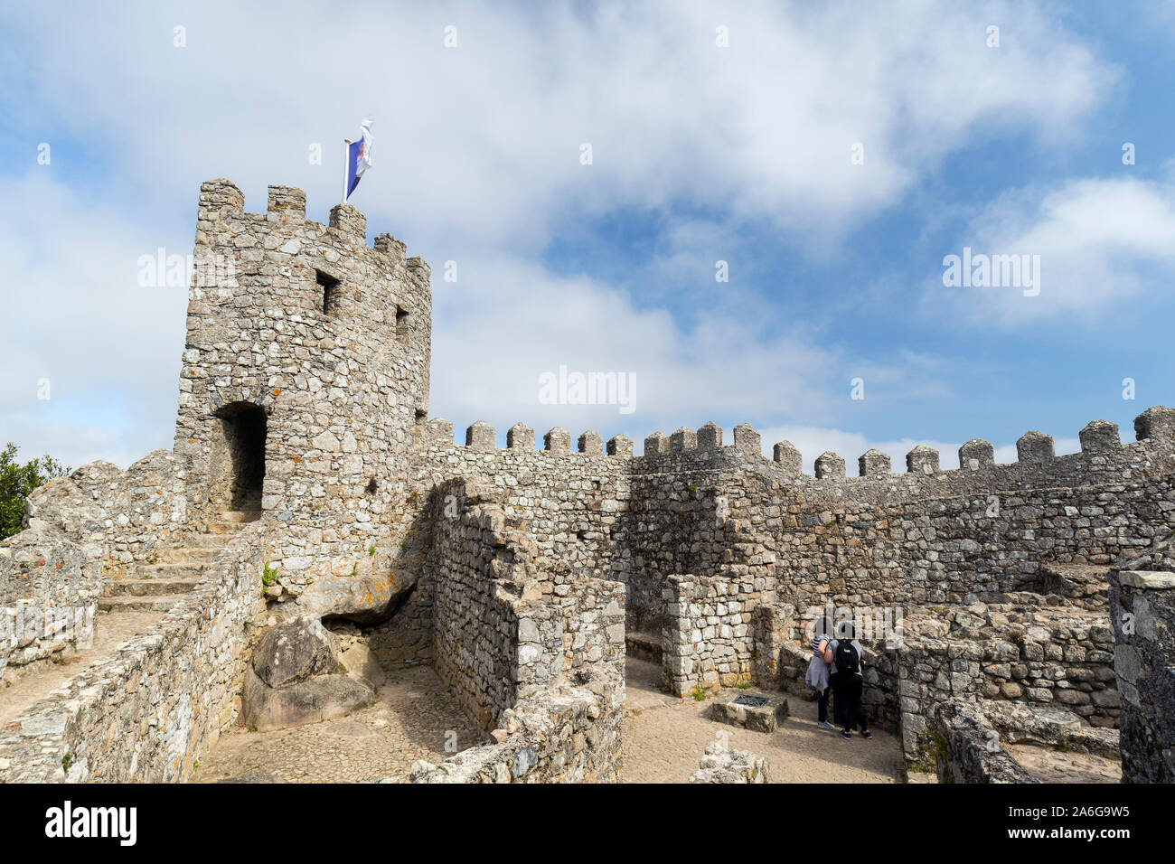 Deux touristes à la vieille ruines de château médiéval le Castelo dos Mouros (Château des Maures) à Sintra, Portugal. Banque D'Images Deux touristes à la vieille ruines de château médiéval le Castelo dos Mouros (Château des Maures) à Sintra, Portugal. Banque D'Images