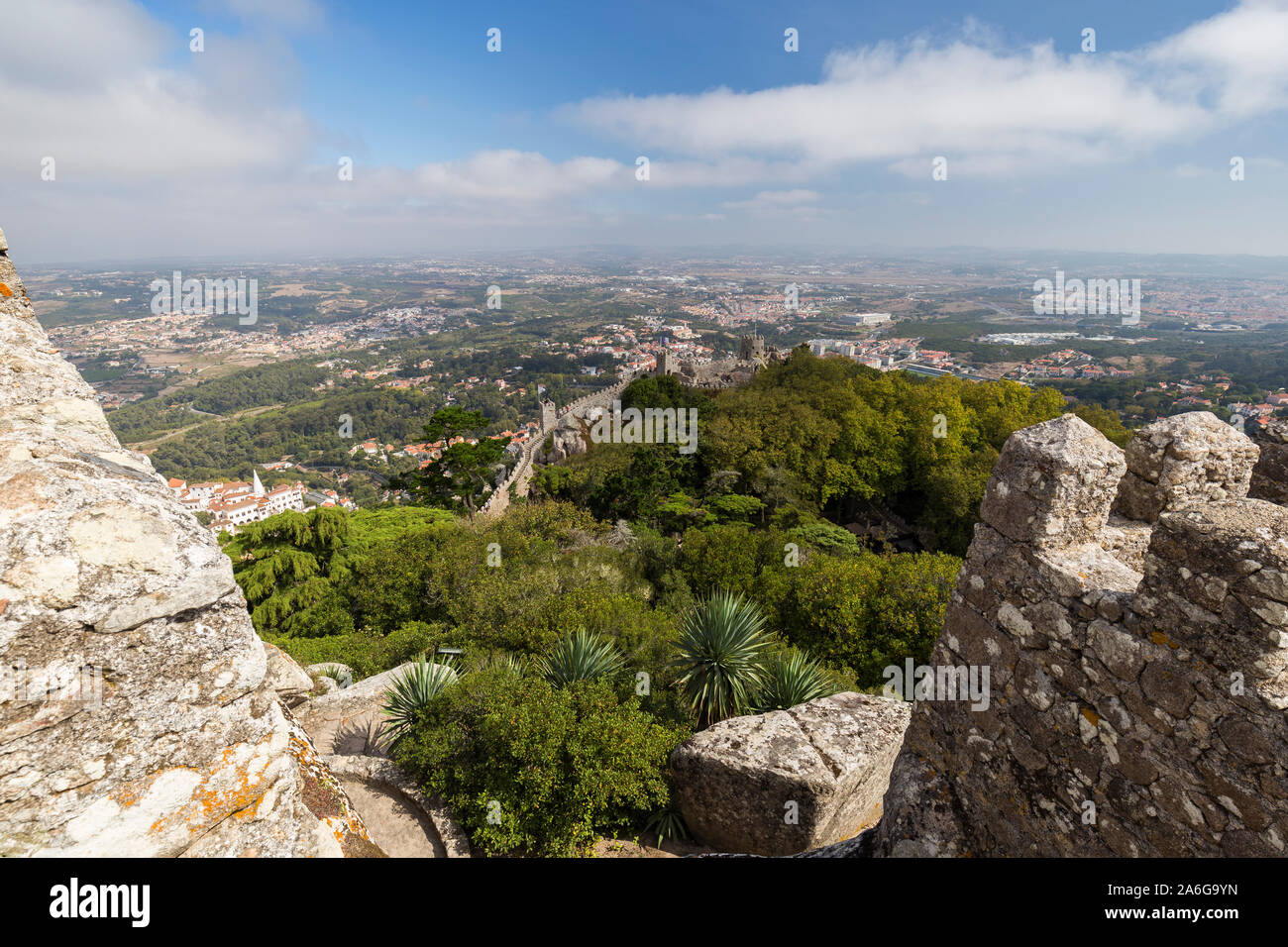 Vue panoramique du château médiéval le Castelo dos Mouros (Château des Maures) et la municipalité de Sintra et au-delà de au-dessus du Portugal. Banque D'Images Vue panoramique du château médiéval le Castelo dos Mouros (Château des Maures) et la municipalité de Sintra et au-delà de au-dessus du Portugal. Banque D'Images