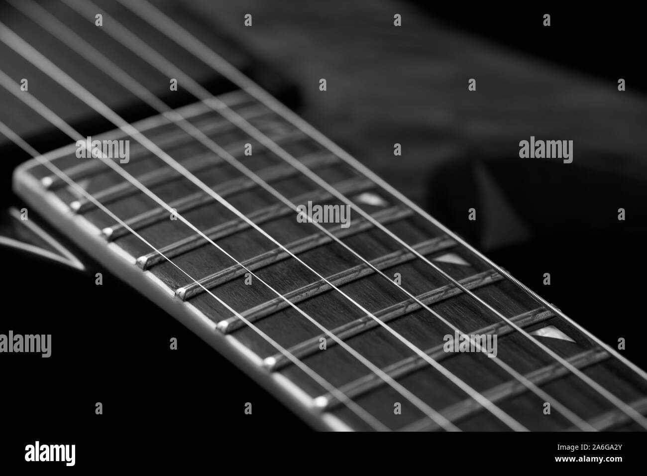 Guitare électrique moderne de palissandre sur fond noir. Banque D'Images