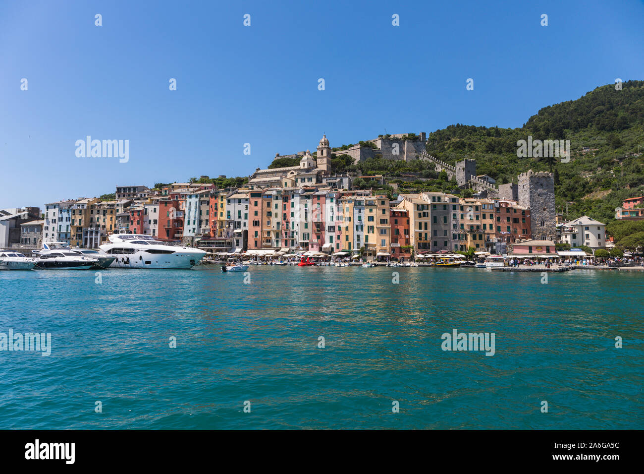 Vue panoramique à partir de l'eau côté de Portovenere Cinque Terre Italie Banque D'Images