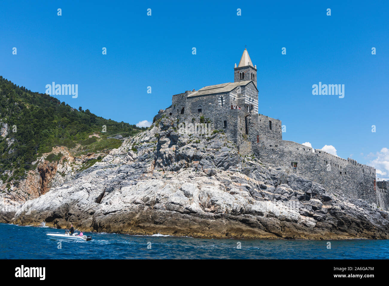 Vue panoramique à partir de l'eau côté de château en Portovenere Cinque Terre Italie Banque D'Images