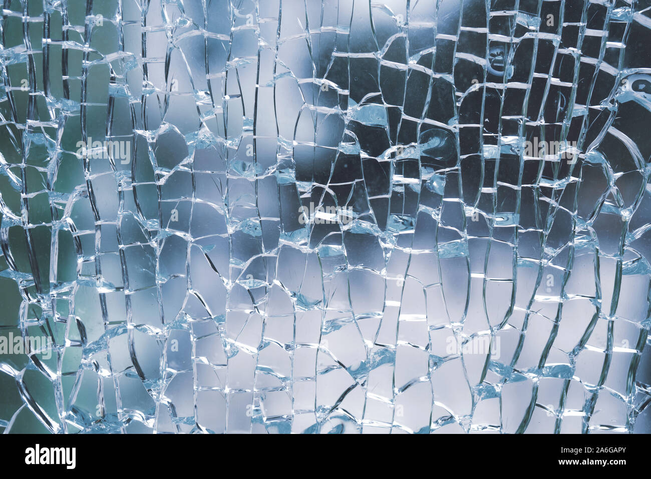 Résumé fond de cobweb fissures la texture de la casse des fissures. Close-up d'un verre fissuré. Des éclats de verre rayé sale d'une porte de bureau Banque D'Images