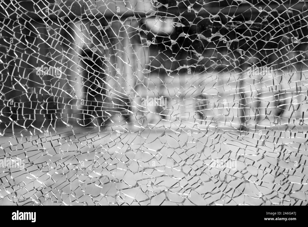 Résumé fond de cobweb fissures la texture de la casse des fissures. Close-up d'un verre fissuré. Des éclats de verre rayé sale d'une porte de bureau Banque D'Images