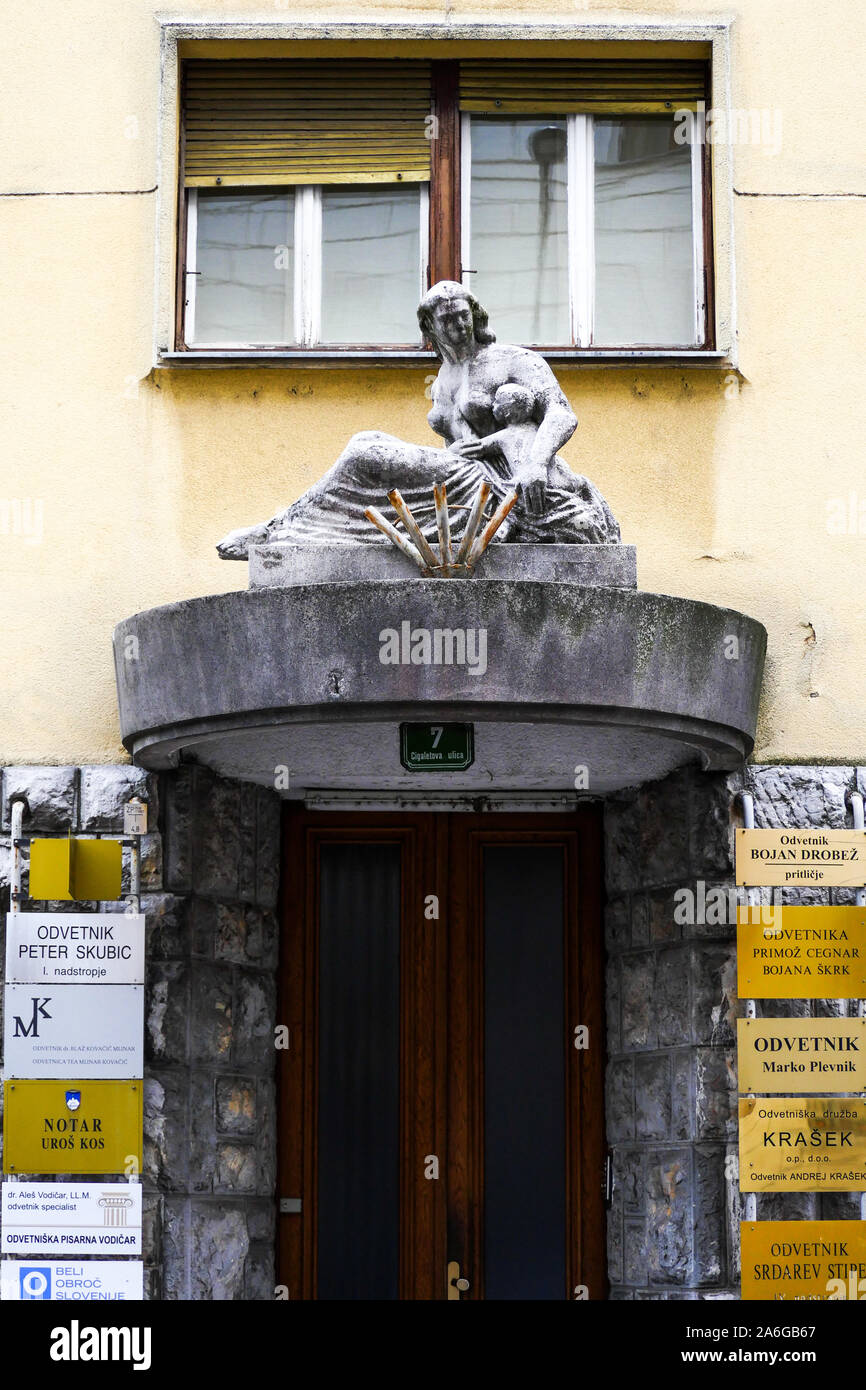 Statue de femme d'allaiter son enfant topping une opping un appartment building porte, Ljubljana, Slovénie Banque D'Images