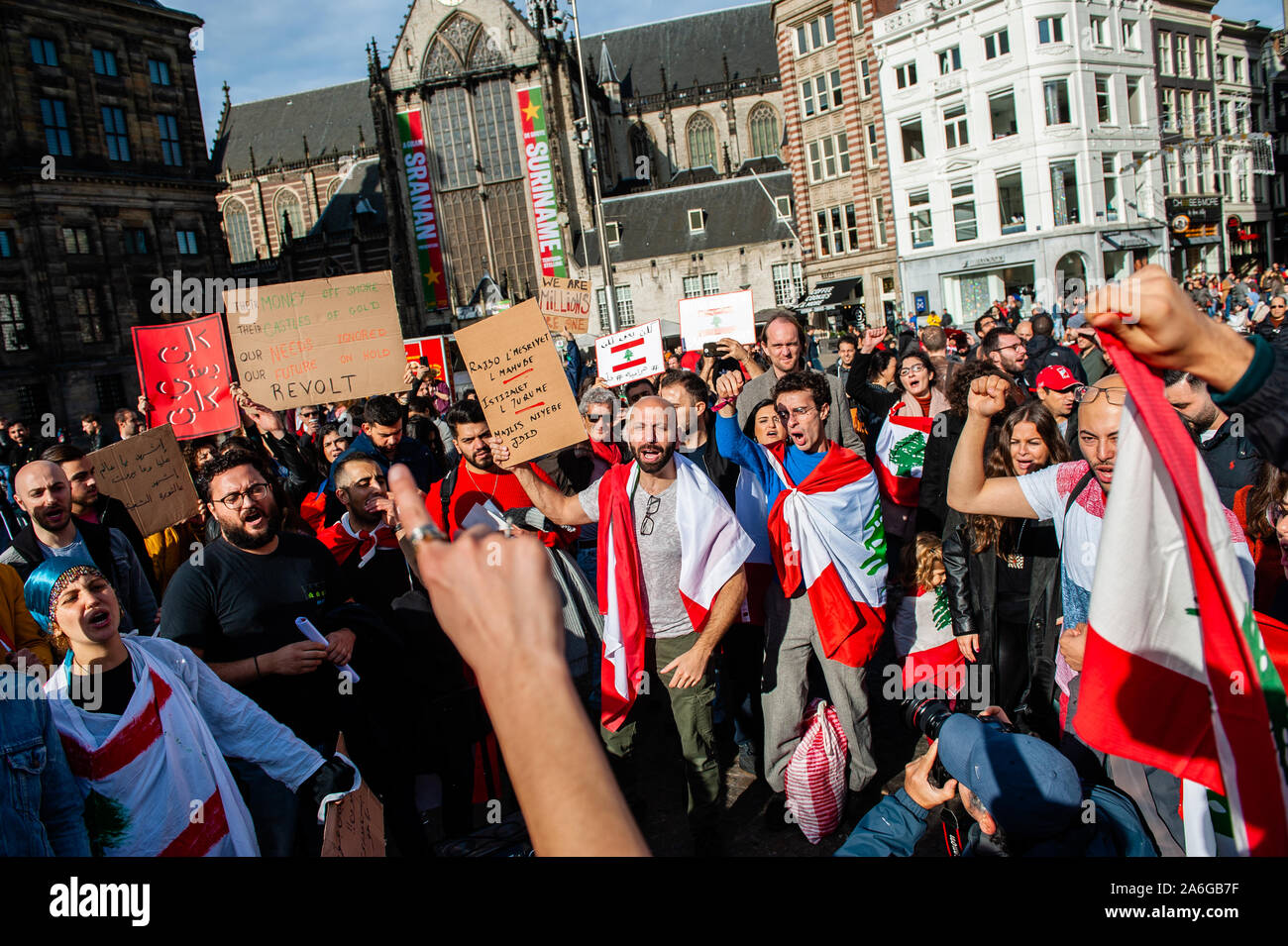 Libanais sont vus criant des slogans pendant la manifestation.protestations contre le gouvernement au Liban se poursuivent en dépit de l'armée en marche pour rouvrir les routes principales. Des centaines de Libanais à Amsterdam fait preuve pour montrer leur désaccord avec la proposition d'augmentation d'impôt. Le Premier Ministre Saad Hariri a présenté une série de réformes, mais les manifestants vont garder la démonstration jusqu'à ce que le gouvernement démissionne. Banque D'Images