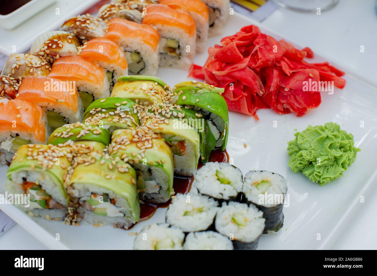 Rainbow Sushi Roll avec du saumon, anguille, thon, avocat, crevette royale, fromage à la crème Philadelphia, caviar tobica, chuka. Menu Sushi. La nourriture japonaise. Les rouleaux. Ja Banque D'Images