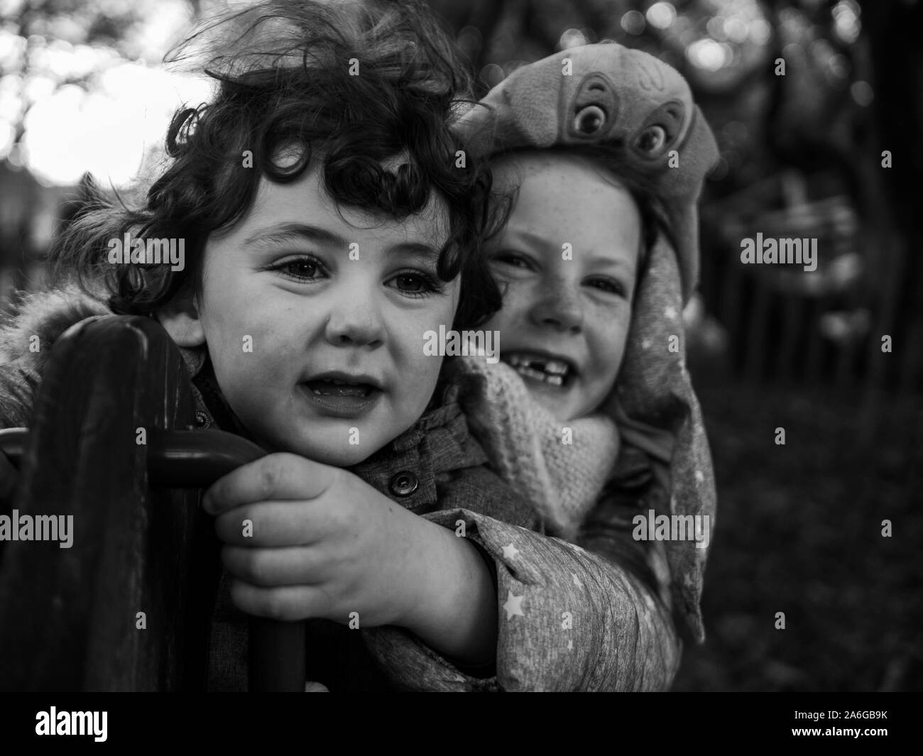 Les enfants jouant dans le parc, Cumbria lake district Banque D'Images