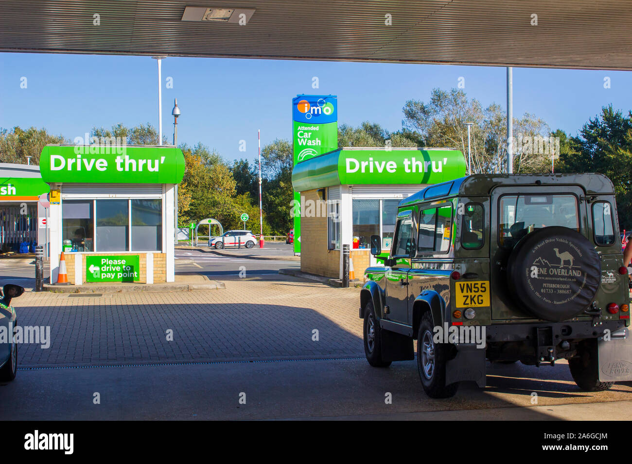 17 septembre 2019 un drive-in Station de remplissage de l'OMI avec cabines individuelles dans le comté de paypoint Fareham Hampshire Angleterre sur une fin d'été afterno lumineux Banque D'Images