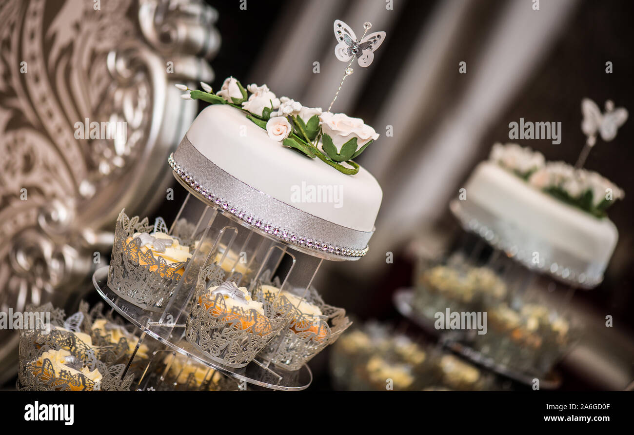 Gateaux De Mariage Magnifique Sur La Mariee Et Se Toilette Grande Journee De Fete Une Occasion Heureuse Reception De Mariage Photo Stock Alamy