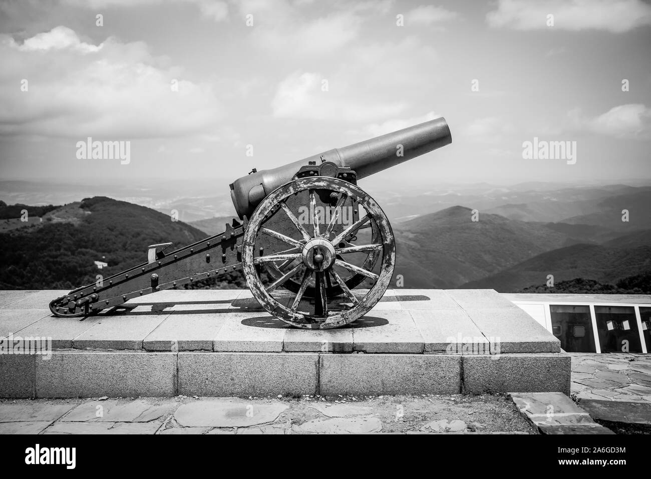 Vieux cannone sur le lieu de bataille de Shipka Pass-russe pendant la guerre de libération turque (1877-1878). La Bulgarie. Noir et blanc. Banque D'Images