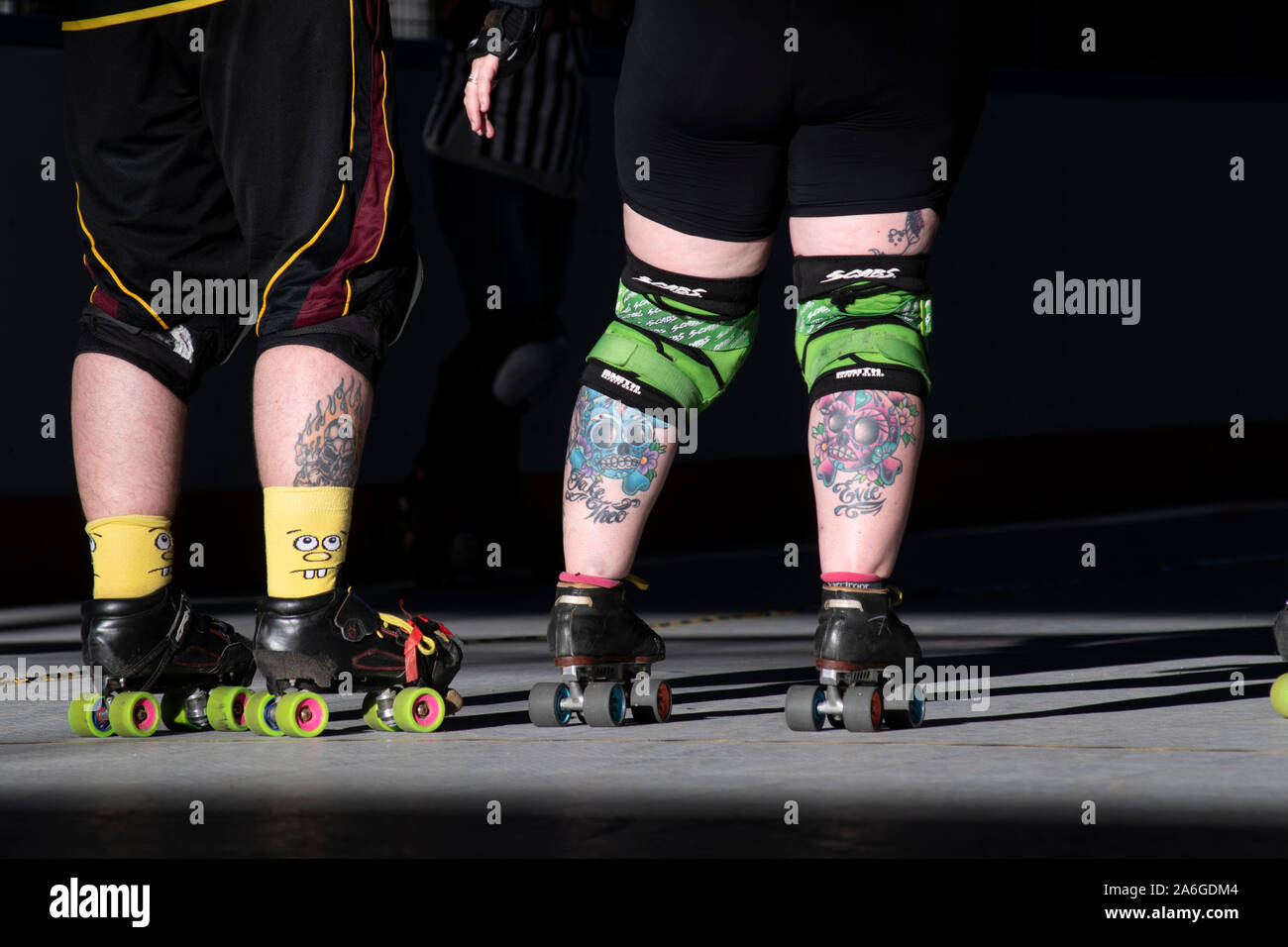 Madrid, Espagne. 26 octobre, 2019. Détail des jambes de deux joueurs de  Crash Test Brummies pendant le match contre Madriders Roller Derby tenue à  Madrid. © Valentin Sama-Rojo/Alamy Live News Photo Stock -