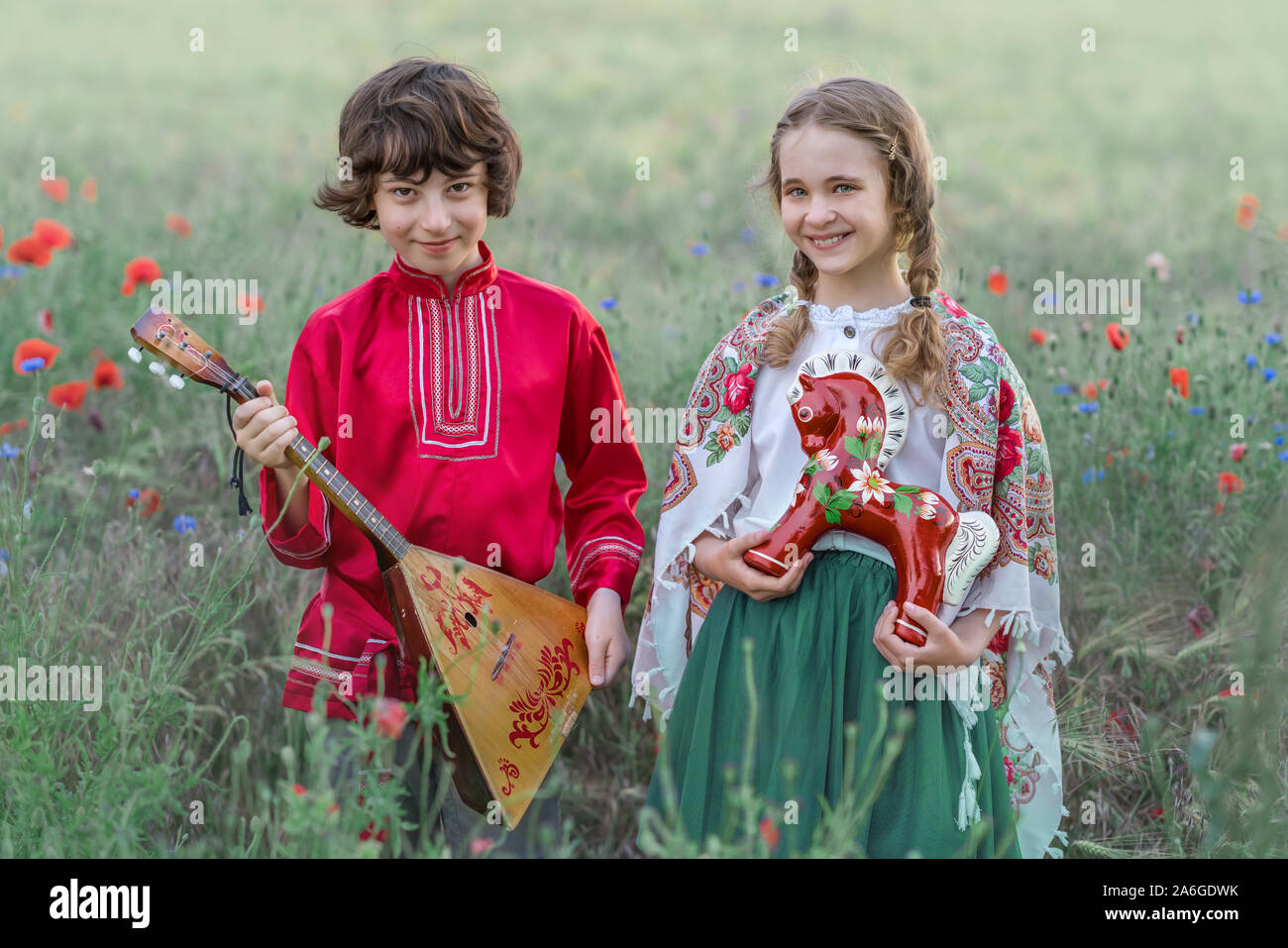 Portrait d'une belle jeune fille et garçon dans le style russe dans le domaine. Banque D'Images